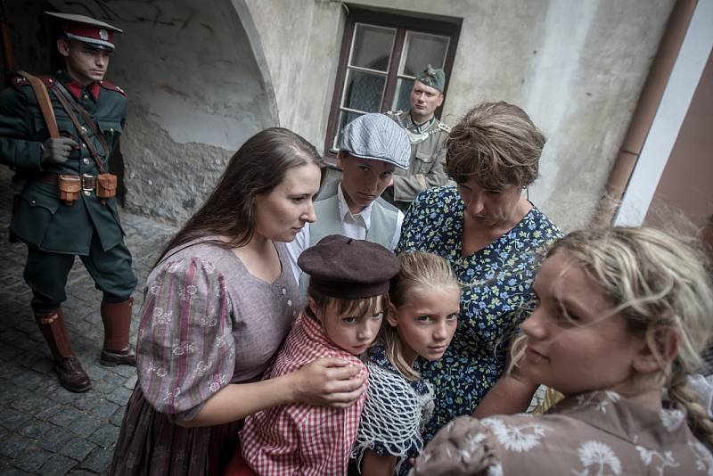 Žáci 9. tříd základních škol z Pardubic si dobově připomněli 75 let od vyvraždění osady Ležáky na pardubickém Zámečku. Na cestu k bývalému popravišti je vyprovodili členové klubů vojenské historie.  