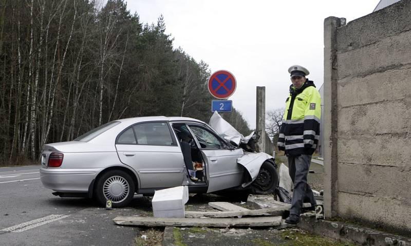 Nehoda u Opočínku. Automobil prorazi betonovou zeď.