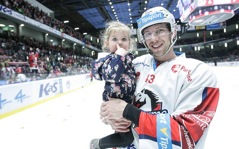 Hokejové utkání 12. kola Baráže o udržení Tipsport extraligy v ledním hokeji mezi HC Dynamo Pardubice (bílém) a HC Rytíři Kladno (v modrém) v pardudubické ČSOB pojišťovna ARENA