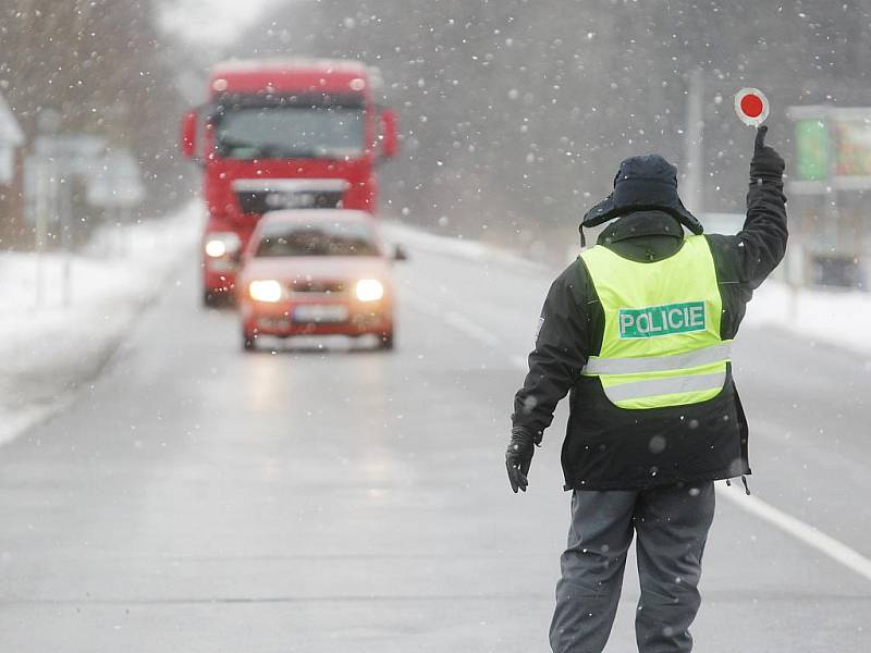 Nákladní dopravu směřující na Svitavsko odklánějí policejní hlídky už v Pardubicích - Černé za Bory
