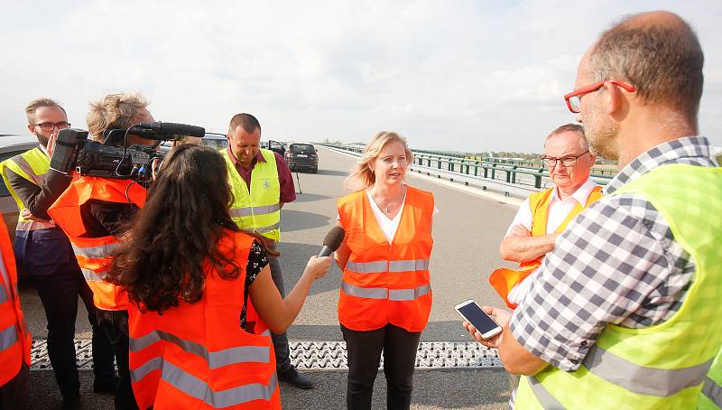 Setkání kandidátů  na hejtmana Pardubického kraje na rozestavěné dálnici D35 u Opatovic nad Labem.