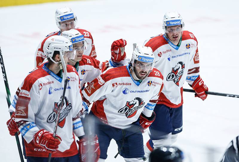 Hokejové utkání Generali Česká Cup v ledním hokeji mezi HC Dynamo Pardubice (v bíločerveném) a HC Olomouc (v červenobílém) v pardudubické enterie areně.