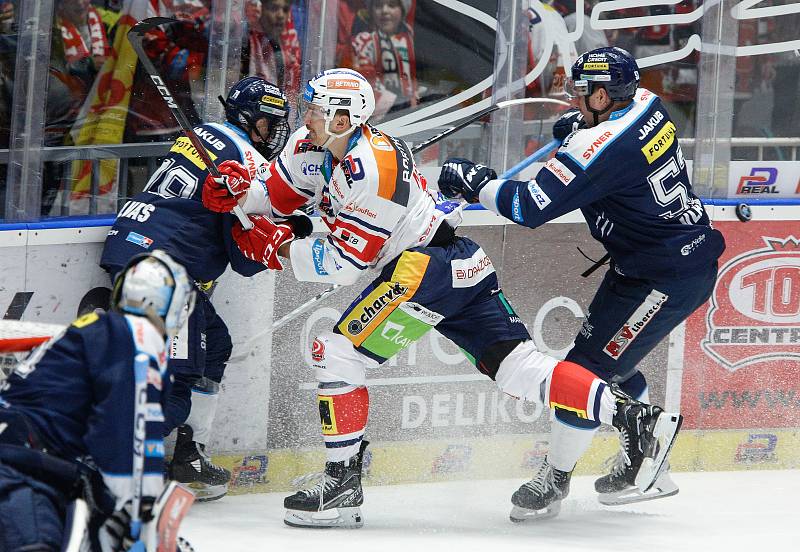 Hokejové utkání Tipsport extraligy v ledním hokeji mezi HC Dynamo Pardubice (v bíločerveném) a Bílý Tygři Liberec v pardudubické enterie areně.