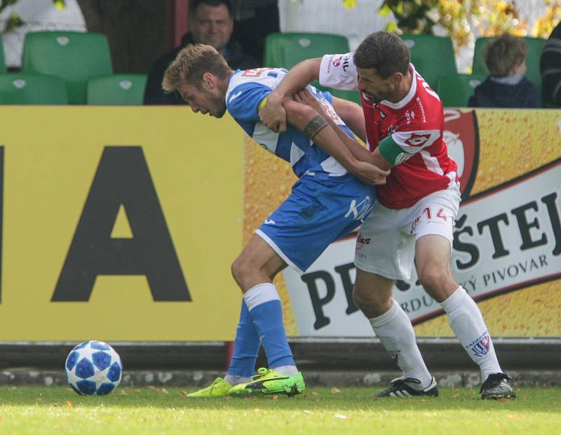 Utkání Fotbalové národní ligy mezi FK Pardubice (v červenobílém) a FK Ústí na Labem.