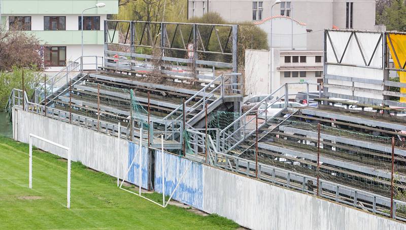 Letní stadion v centru Pardubic je v dezolátním stavu. Oprava může stát až přes půl miliardy korun.