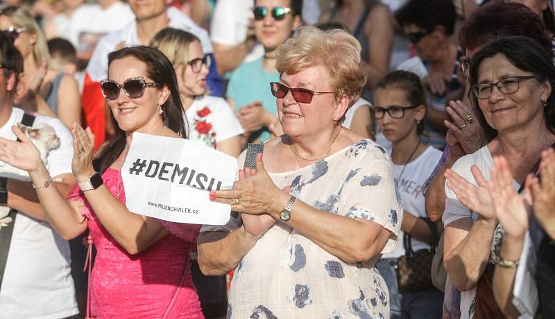 Zhruba šest set lidí se v úterý sešlo u sochy Jana Kašpara v Pardubicích. Opět protestovali proti premiérovi Andreji Babišovi a ministryni spravedlnosti Marii Benešové.