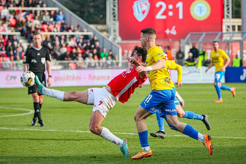 Lví podíl na výhře 3:1 nad Teplicemi měl chycenou penaltou jubilant Florin Nita.