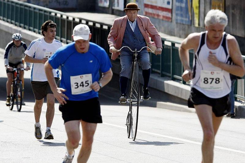 Na startu 4. ročníku Pardubického vinařského půlmaratonu bylo 1026 běžců. První příčky obsadili běžci z Keni.