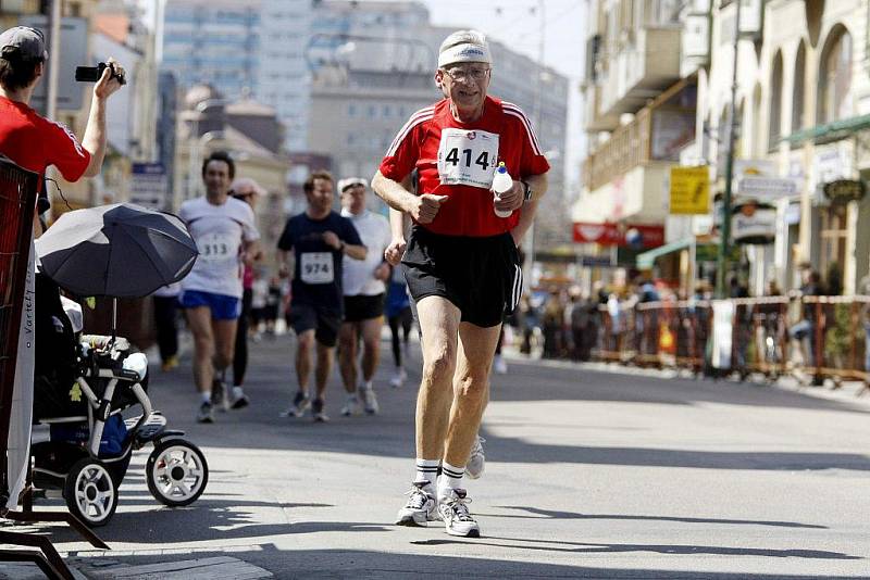 Na startu 4. ročníku Pardubického vinařského půlmaratonu bylo 1026 běžců. První příčky obsadili běžci z Keni.