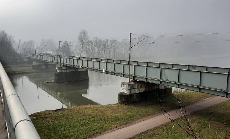 Stávající most přes Labe není možné rozšířit, proto musí být nahrazen novým mostem s obloukovou konstrukcí. Foto: Skanska