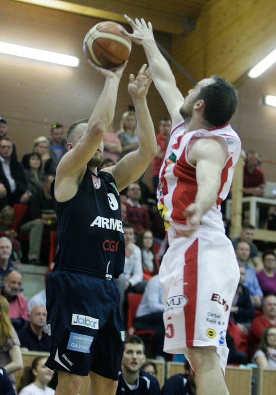 Basketbalové utkání play off Kooperativy NBL mezi BK JIP Pardubice (v bíločerném) a BK Armax Děčín (v černém) v pardubické hale na Dašické.