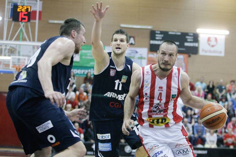 5. semifinále basketbalové Kooperativa NBL Pardubice - Děčín.