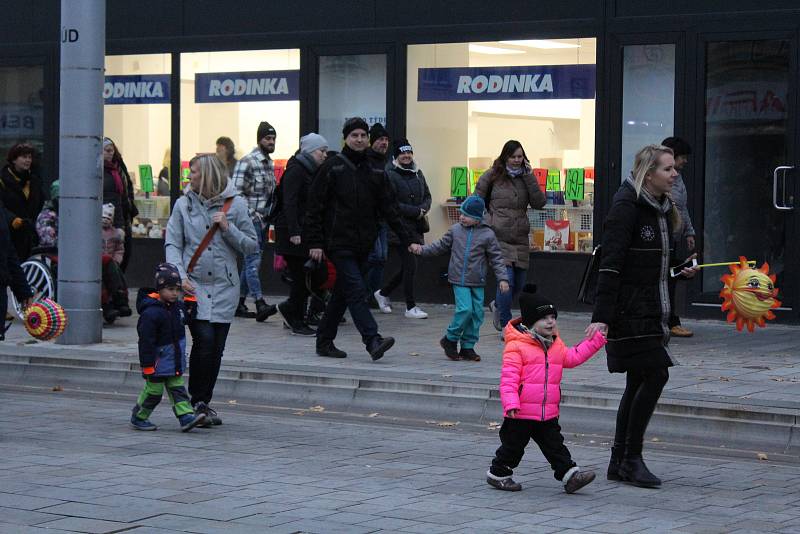 Pranostika o svatém Martinovi, který přijíždí na bílém koni, se letos nevyplnila i tak ho lidé v Pardubicích přivítali.