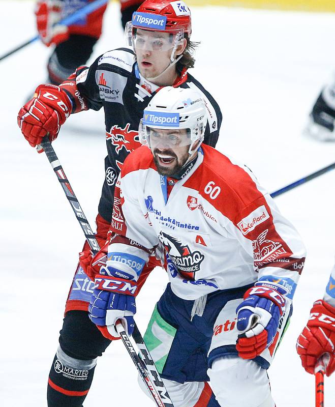 Hokejové utkání Tipsport extraligy v ledním hokeji mezi HC Dynamo Pardubice (v bíločerveném) a HC Oceláři Třinec.