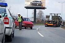 Vojenská tatra poslala felicii čelně do svodidel. Nikdo naštěstí nebyl zraněn.