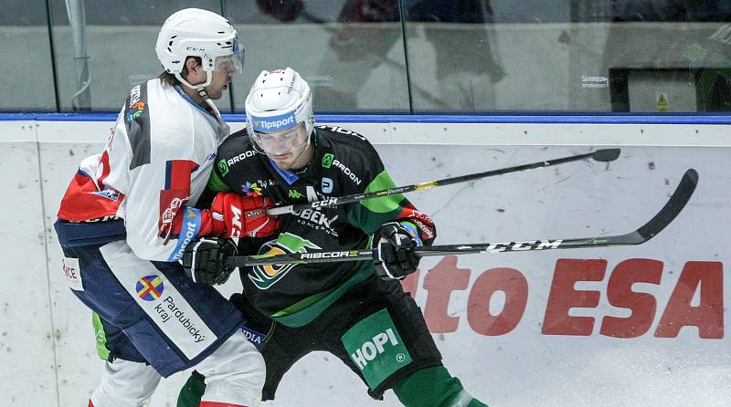 Extraligový hokejový duel mezi HC Dynamo Pardubice (v bílém) a HC Energie Karlovy Vary.