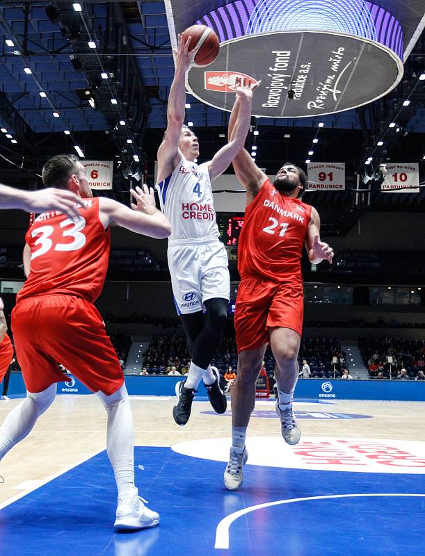 Kvalifikační utkání na Euro 2021 v basketbale mezi Českou republikou ( v bílém) a Dánskem (v červeném) v pardubické enteria areně.