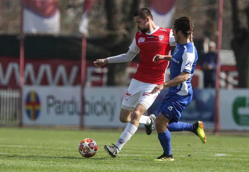 Utkání Fobalové národní ligy mezi FK Pardubice (ve červenobílém) a FC Sellier & Bellot Vlašim (v modrobílém) na hřišti pod Vinicí v Pardubicích.