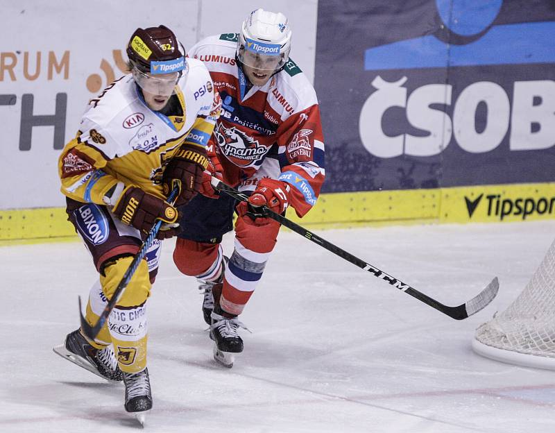 Hokejové utkání Tipsport extraligy v ledním hokeji mezi HC Dynamo Pardubice (červenobílém) a HC Dukla Jihlava  (ve žlutém)) v pardudubické Tipsport areně.