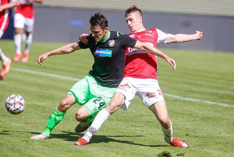 Fotbalové utkání Fortuna ligy mezi FK Pardubice (v červenobílém) a FC Viktoria Plzeň ( v černozeleném) na Městském stadionu Ďolíček v Praze.