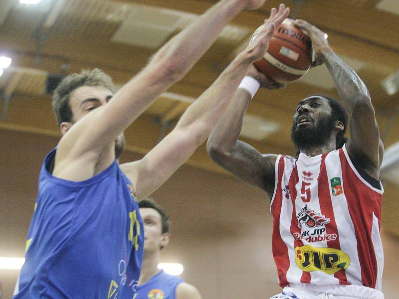 Basketbalové utkání Kooperativa NBL mezi BK JIP Pardubice (v bíločerném) a BK Opava (v modrém).