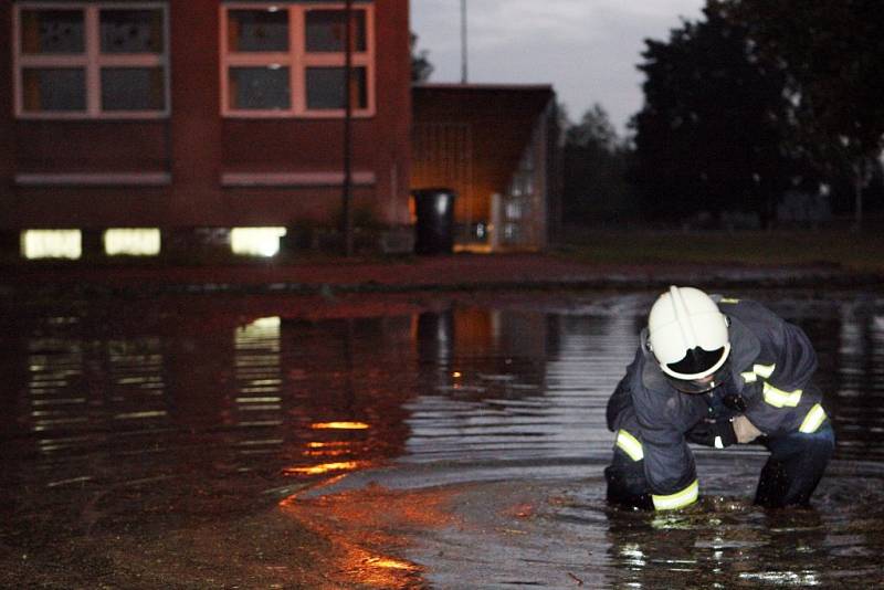 Likvidace následků přívalových dešťů na bohdanečském sídlišti Na Lužci