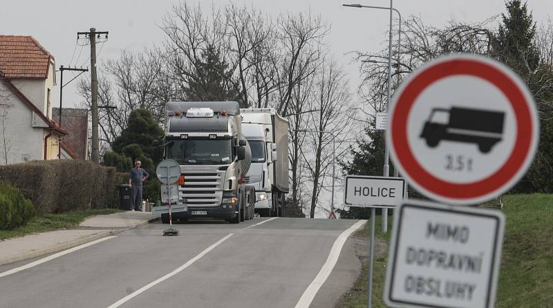 V Holicích začala oprava kruhové křižovatky. Veškerá doprava z Pardubic i Hradce Králové tak nyní směřuje přes centrum města.