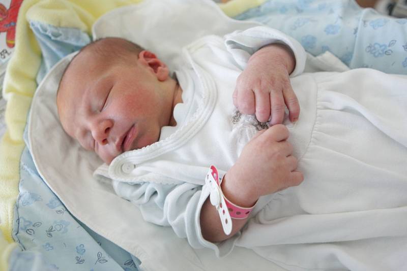 Matthias Zelinger se narodil 14. června v 8:43 hodin. Měřil 49 centimetrů a vážil 3060 gramů. Maminku Renatu u porodu podpořil tatínek Radim. Doma v Pardubicích čeká ještě Lukáš (13) a Michal (7).