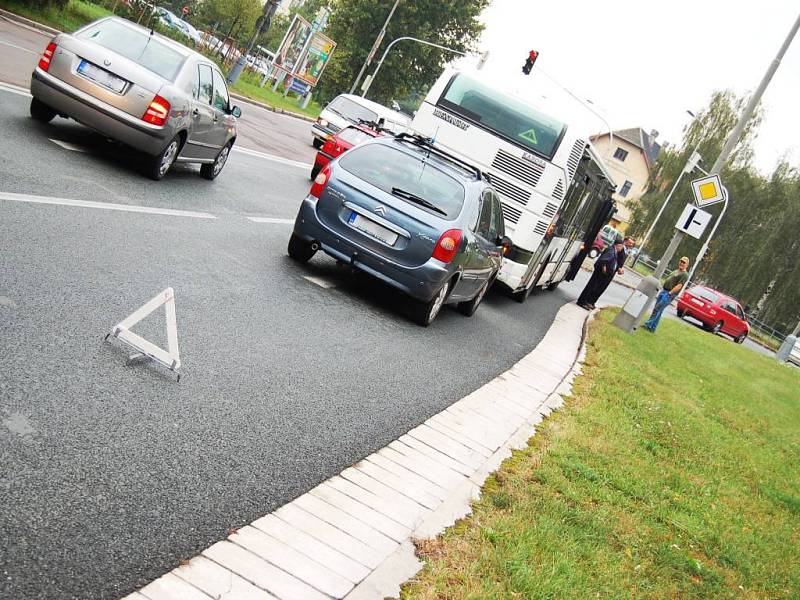 Střet osobního vozu a autobusu na křižovatce Anenská