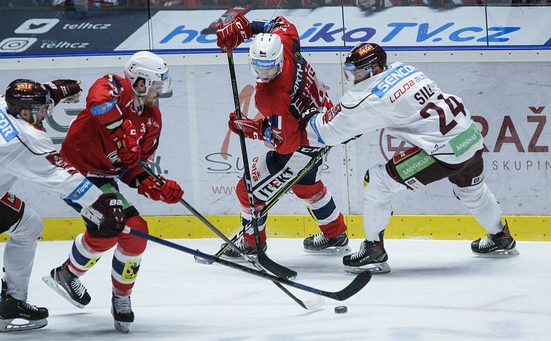 Hokejové utkání 43. kola Tipsport extraligy v ledním hokeji mezi HC Dynamo Pardubice (v červeném) a HC Sparta Praha (v bílém) v pardudubické ČSOB pojišťovna ARENĚ.