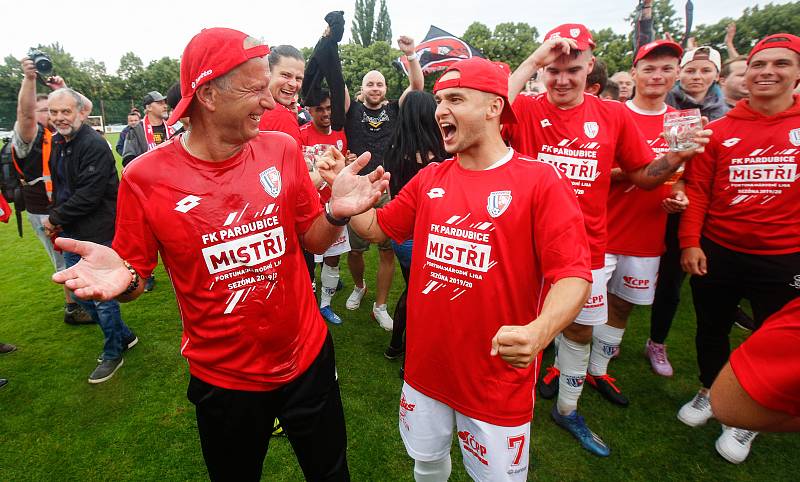Oslavy titulu mistra Fobalové národní ligy týmu FK Pardubice na hřišti pod Vinicí v Pardubicích.
