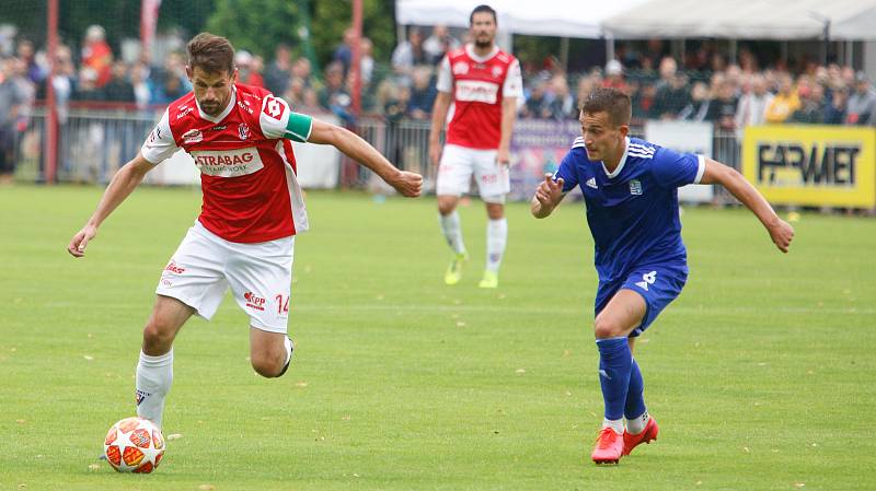 Utkání Fobalové národní ligy mezi FK Pardubice (ve červenobílém) a FC Slavoj Vyšehrad (v modrém) na hřišti pod Vinicí v Pardubicích.