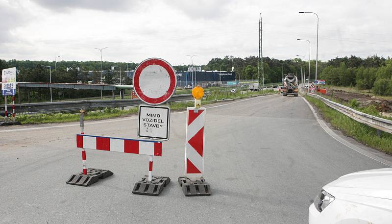 Sjezd z nadjezdu u Globusu na Hradubickou silnici směrem na Pardubice je uzavřený kvůli stavebním pracím.