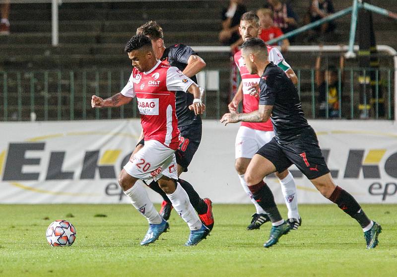 Fotbalové utkání Fortuna ligy mezi FK Pardubice (v červenobílém) a SK Slavia Praha ( v černém) na Městském stadionu Ďolíček v Praze.