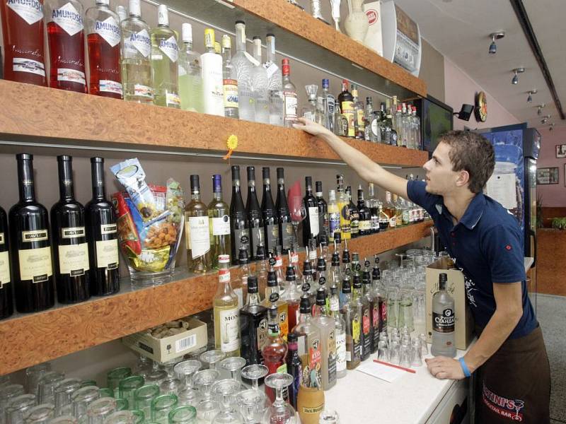 Prohibice končí. Alkohol, který může, se už vrací zpět na svá místa nad barem.