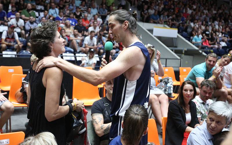 Poslední souboj basketbalových legend Jiřího Welsche a Luboše Bartoně v pardudubické ČSOB pojišťovna ARENĚ.