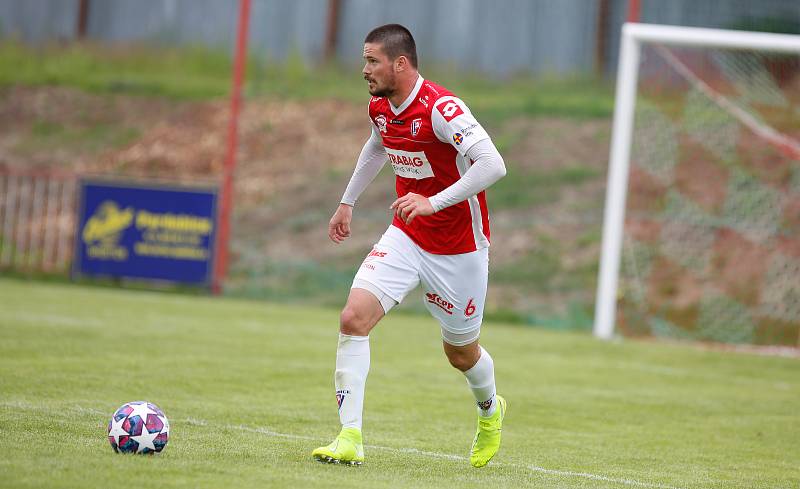 Přípravné utkání Fortuna národní ligy mezi FK Pardubice (ve červenobílém) a MFK (v Černém) na hřišti v Na Dolíčku.