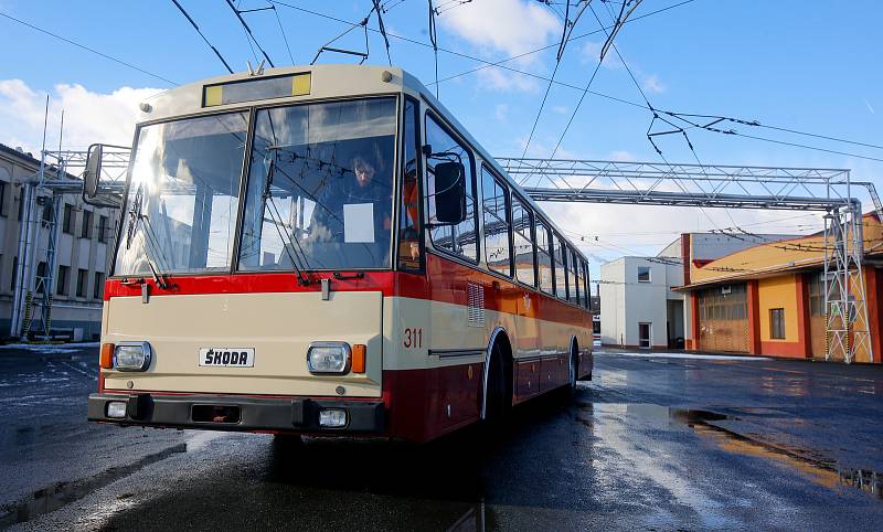 70. výročí zahájení provozu trolejbusů v Pardubicích. Na lince číslo 3 na trase z Hlavního nádraží do Lázní Bohdaneč byl na speciální lince nasazen historický trolejbus Škoda 14Tr.