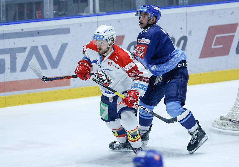 Hokejové utkání Tipsport extraligy v ledním hokeji mezi HC Dynamo Pardubice (v bíločerveném) a HC Rytíři Kladno (v modrobílém) v pardubické Enteria areně.