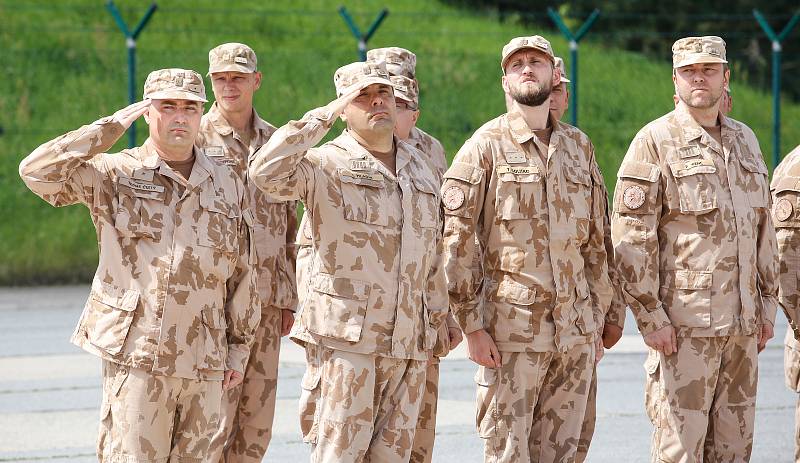 Slavnostní nástup vojáků 20. úkolové uskupení Armády ČR, kteří se vrátili z Afghánistánu, na letišti v Pardubicích.