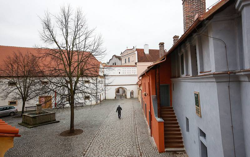 Historické budovy na pardubickém Příhrádku jsou dokončené. Stavbaři při rekonstrukci objevili mnoho překvapení – například jedno schodiště nebo velmi zachovalou černou kuchyni.