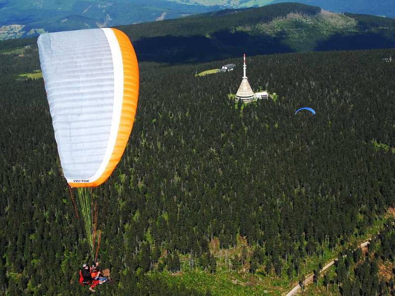 Vozíčkáři si v Krkonoších vyzkoušeli tandemové létání