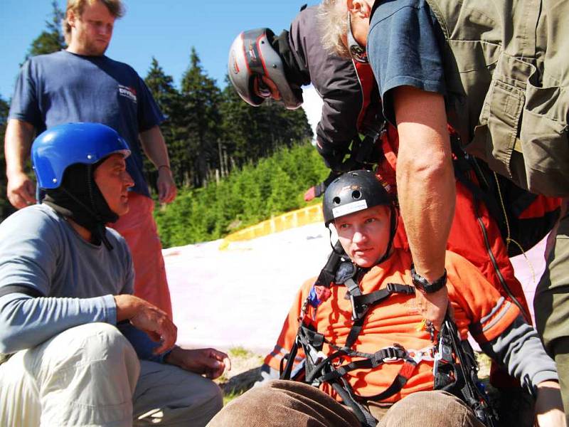 Vozíčkáři si v Krkonoších vyzkoušeli tandemové létání