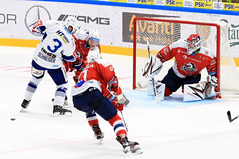 Generali Česká Cup: HC Kometa Brno (bílá) - HC Dynamo Pardubice (červená)