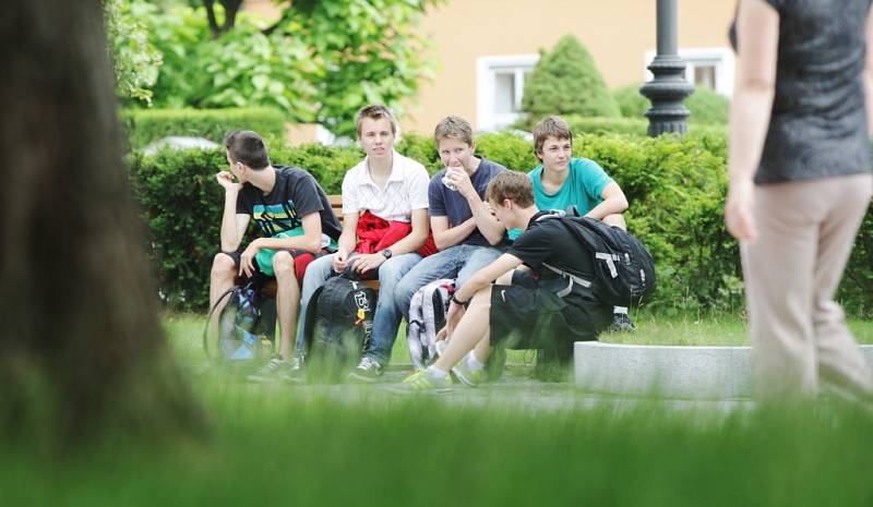 Studenti Gymnázia Dašická za svou ředitelku protestovali před krajským úřadem. Radní Pernicová mezi ně nepřišla. Nechala se lživě zapřít.