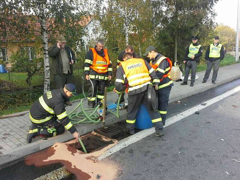 Při nehodě v Ostřetíně museli hasiči likvidovat na 700 litrů nafty, která přes kanalizaci unikala do potoka.