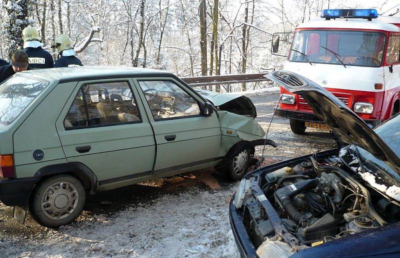 Při průjezdu zatáčkou u Lázní Bohdanče zapracovalo náledí. Na místě byly zraněny tři osoby, z toho jedna těžce.