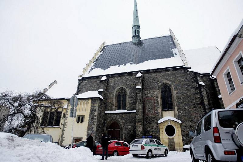 Padající sníh ze střechy kostela poničil tři zaparkovaná vozidla 