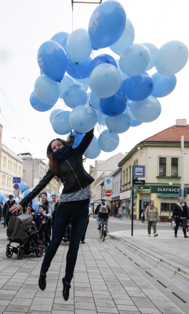 Modrý průvod rozsvítil nebe nad Pardubicemi - Pardubický deník