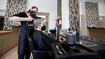 Po vládních protikovidových opatřeních se v pondělí 3. května 2021 znovu otevřely služby jako například kadeřnictví a Barber shopy.